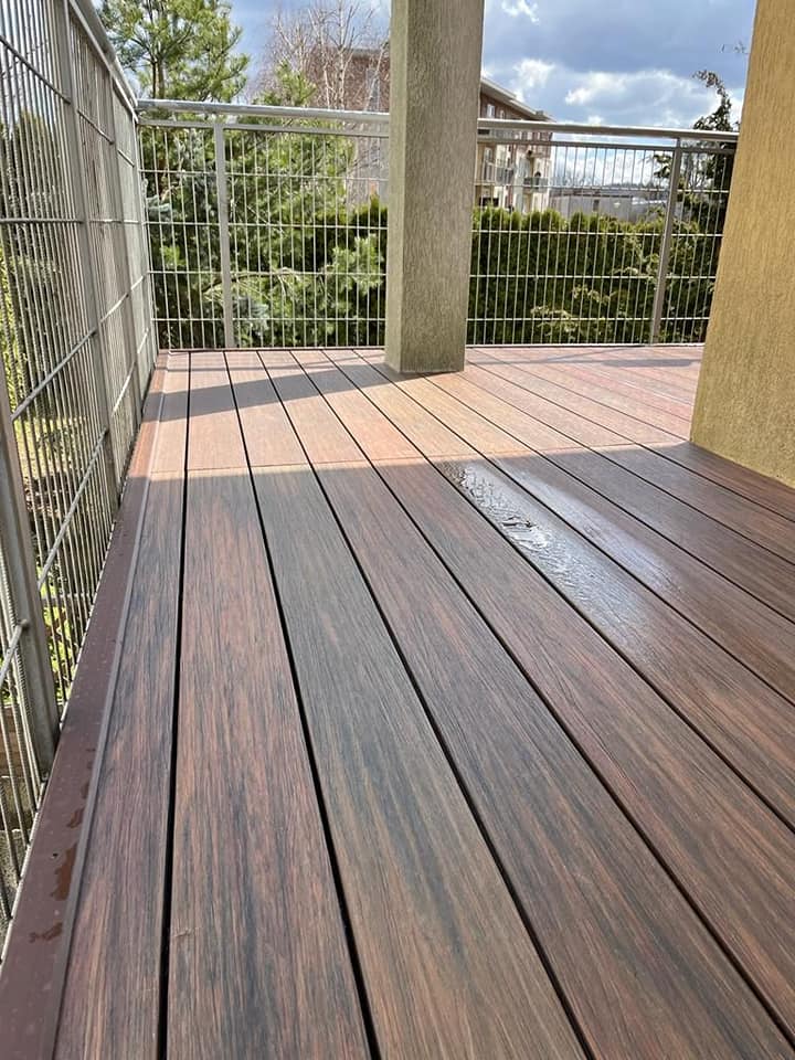 Terasa balkone – Premium Redwood šiltame, saulėtame išpildyme
