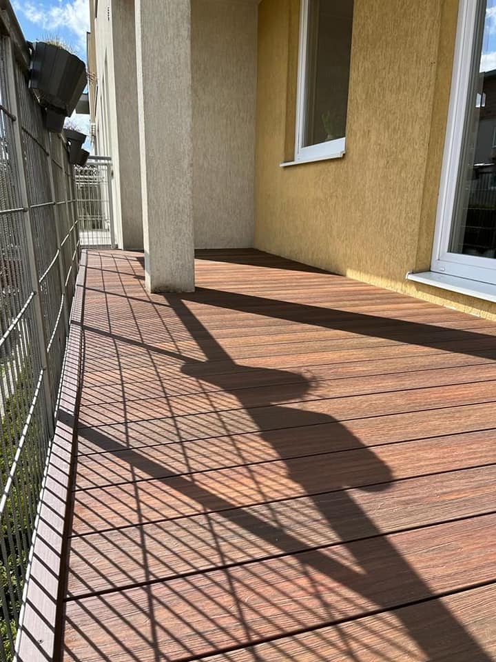Terasa balkone – Premium Redwood šiltame, saulėtame išpildyme