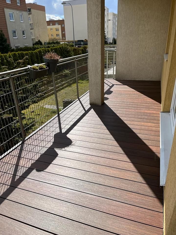Terasa balkone – Premium Redwood šiltame, saulėtame išpildyme