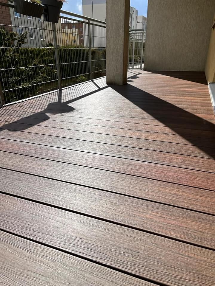 Terasa balkone – Premium Redwood šiltame, saulėtame išpildyme