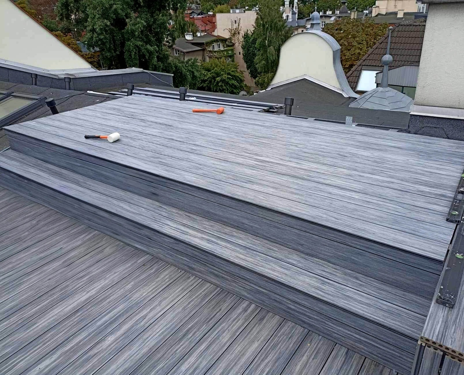 Stogo terasa iš Premium Gray kompozitinės terasinės lentos