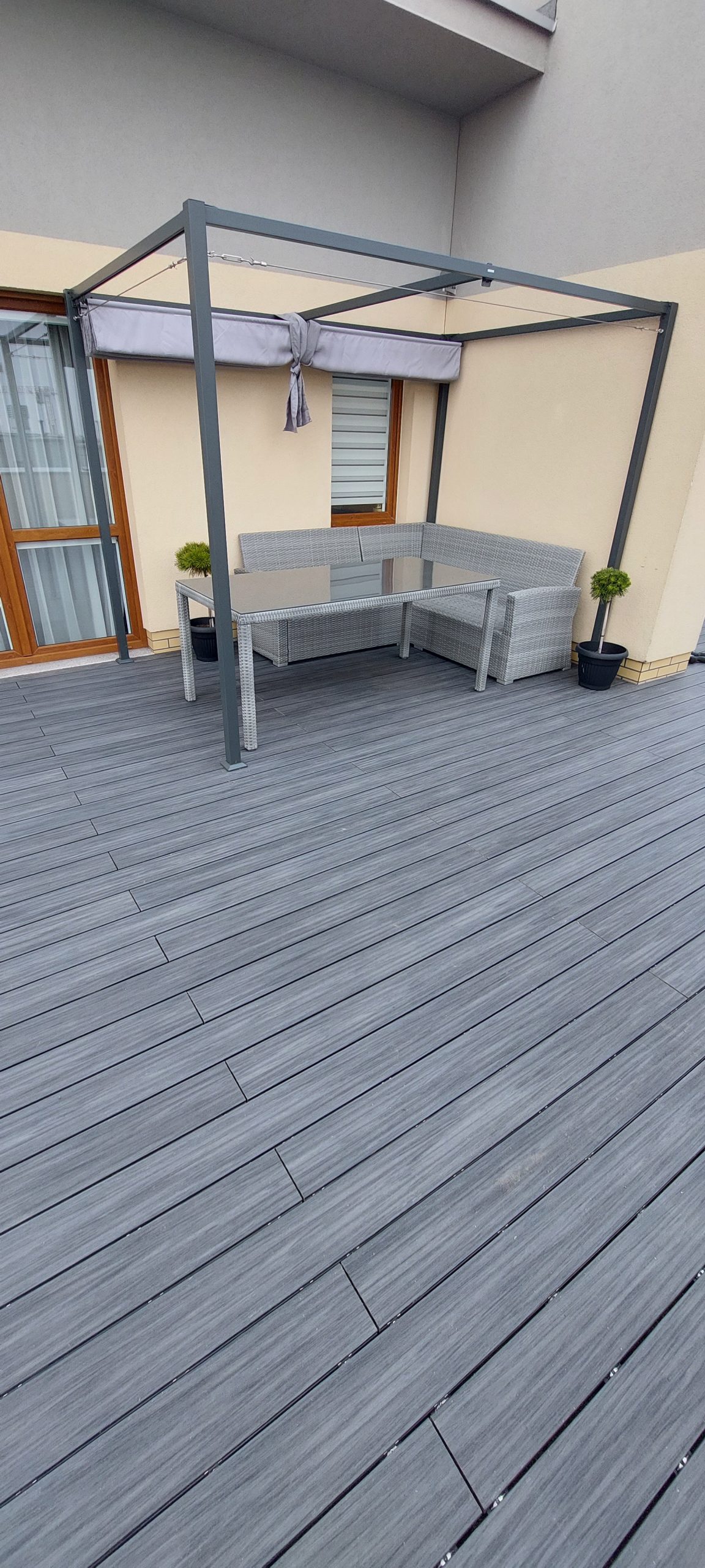Terasa ant stogo iš Premium Gray kompozitinės lentos
