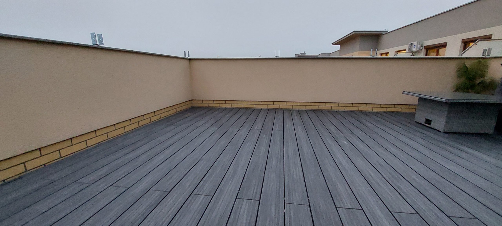 Terasa ant stogo iš Premium Gray kompozitinės lentos