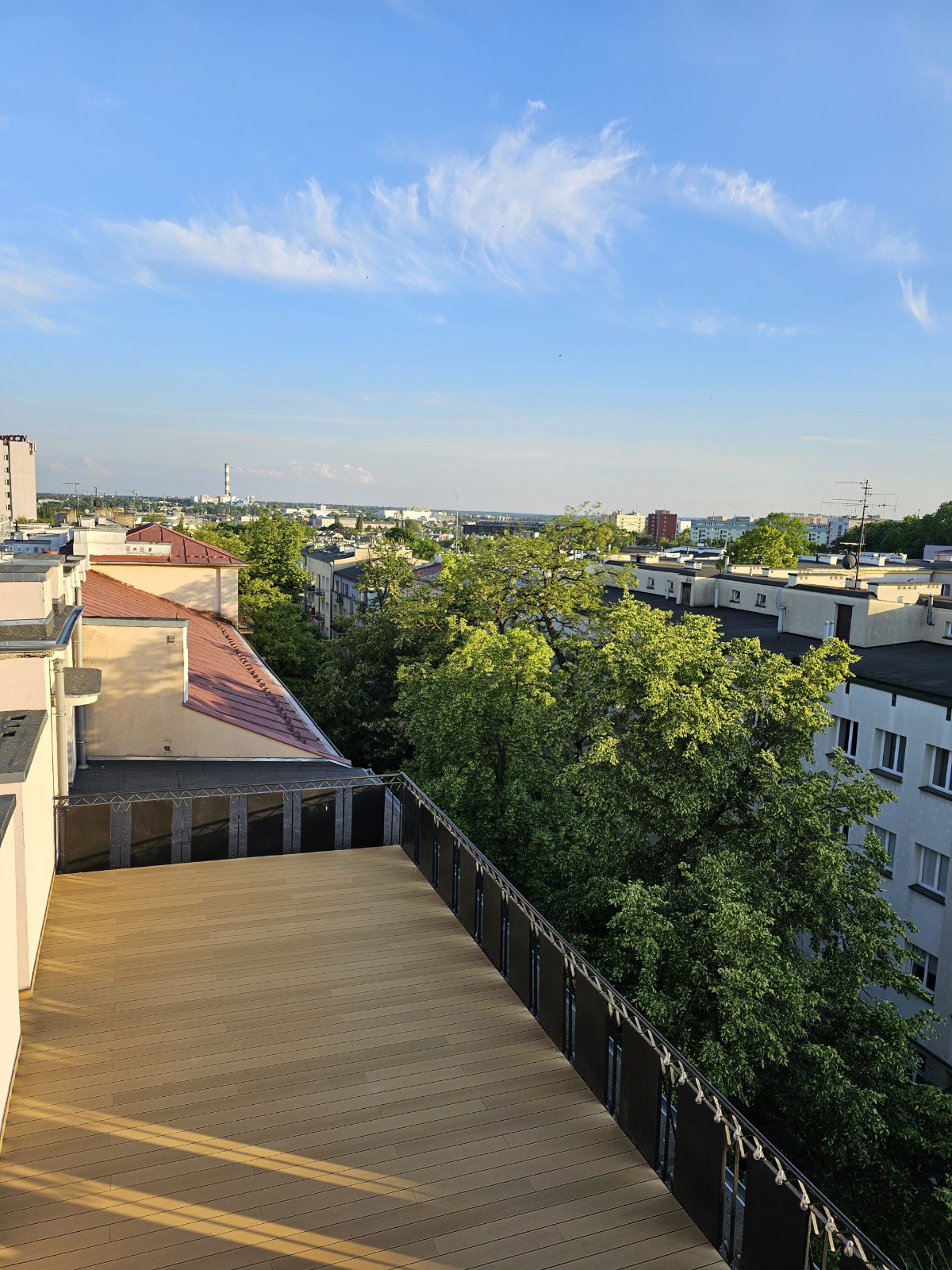 Stogo terasa iš Standard Medaus Teak kompozitinių lentų – erdvė su vaizdu