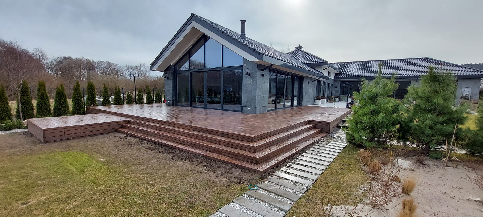 Premium Redwood terasa – įspūdinga erdvė su klase