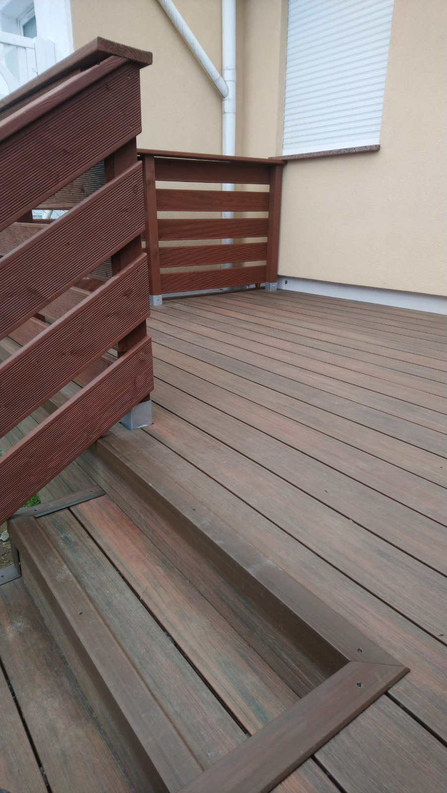 Premium Redwood terasa – privatumas ir funkcionalumas viename