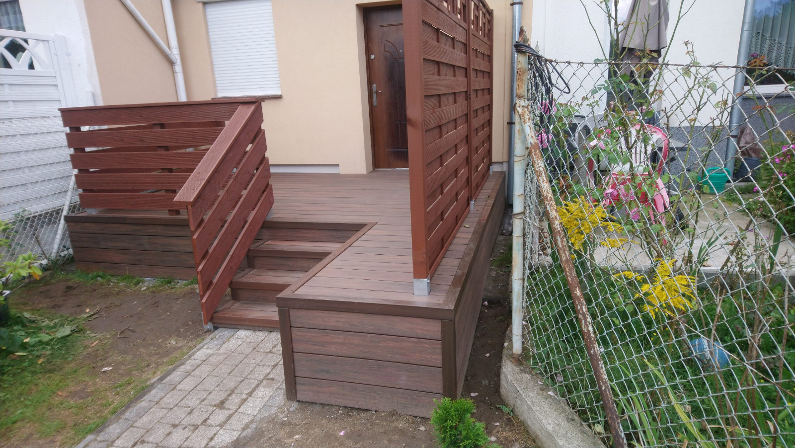 Premium Redwood terasa – privatumas ir funkcionalumas viename