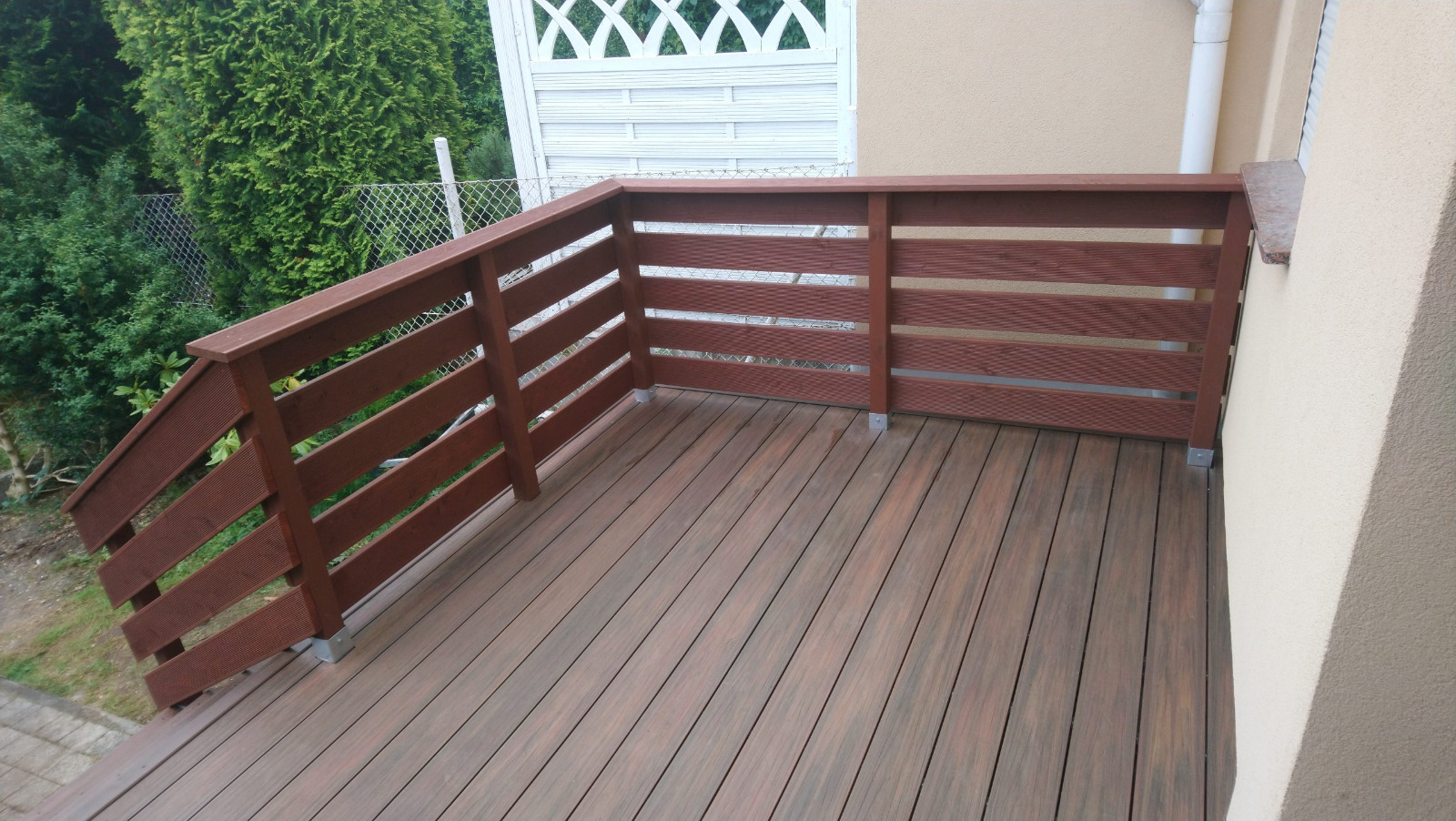Premium Redwood terasa – privatumas ir funkcionalumas viename