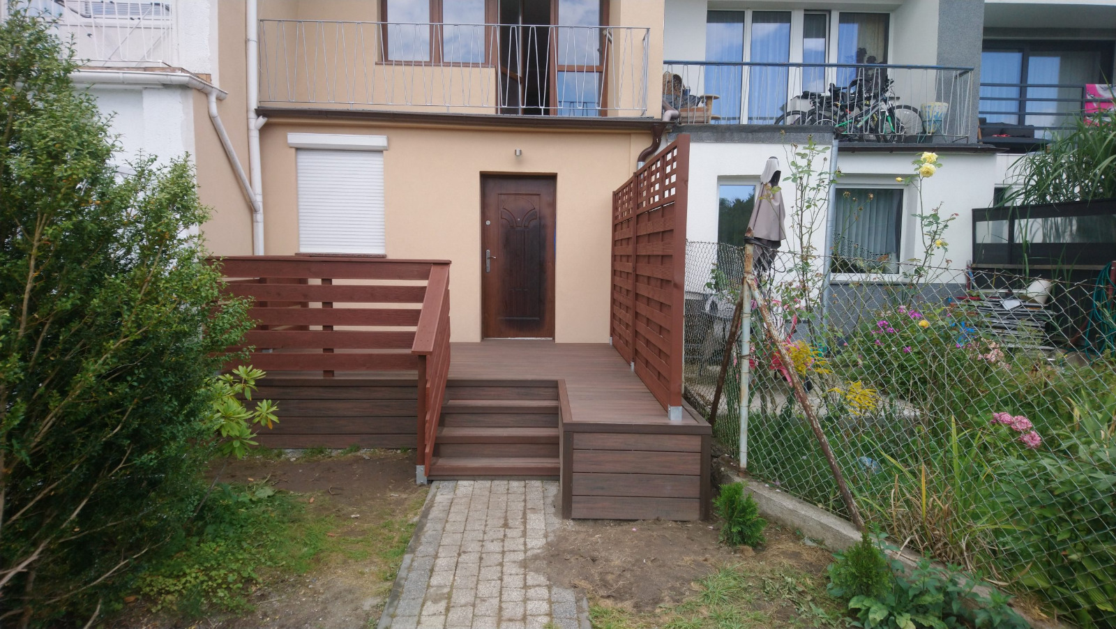 Premium Redwood terasa – privatumas ir funkcionalumas viename
