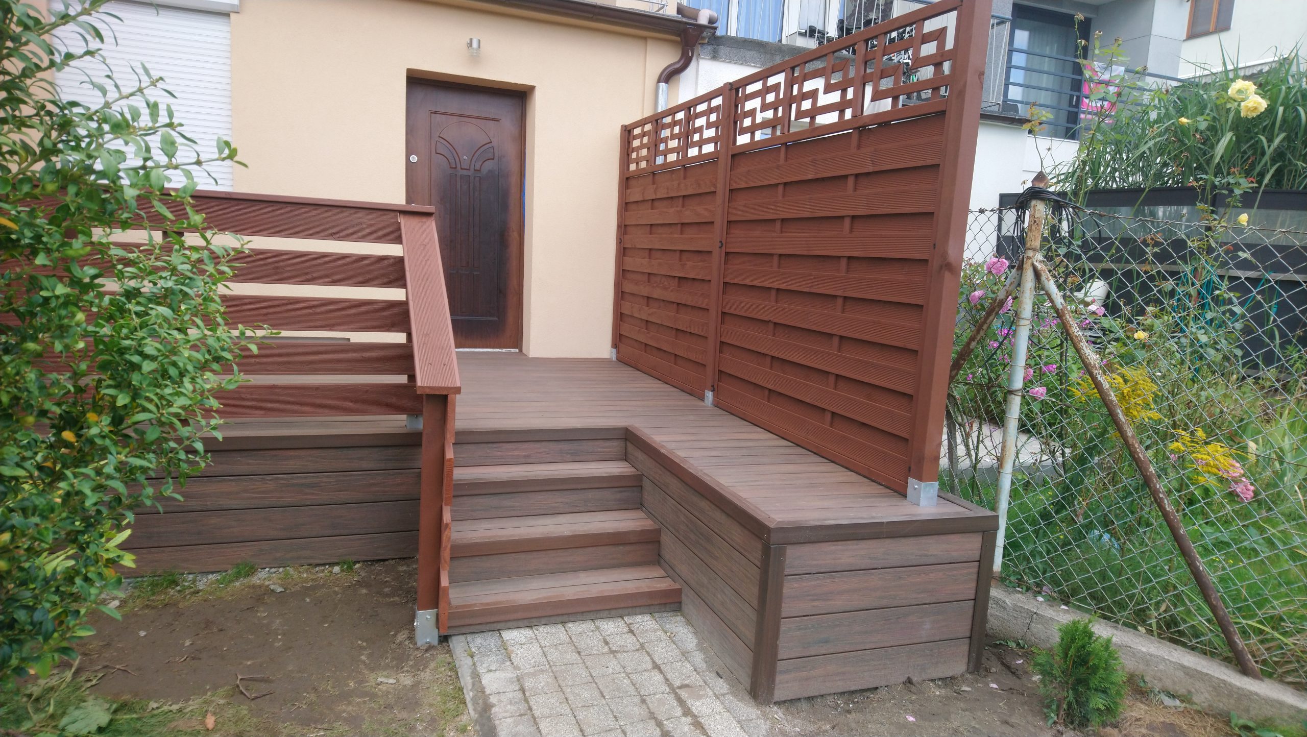 Premium Redwood terasa – privatumas ir funkcionalumas viename