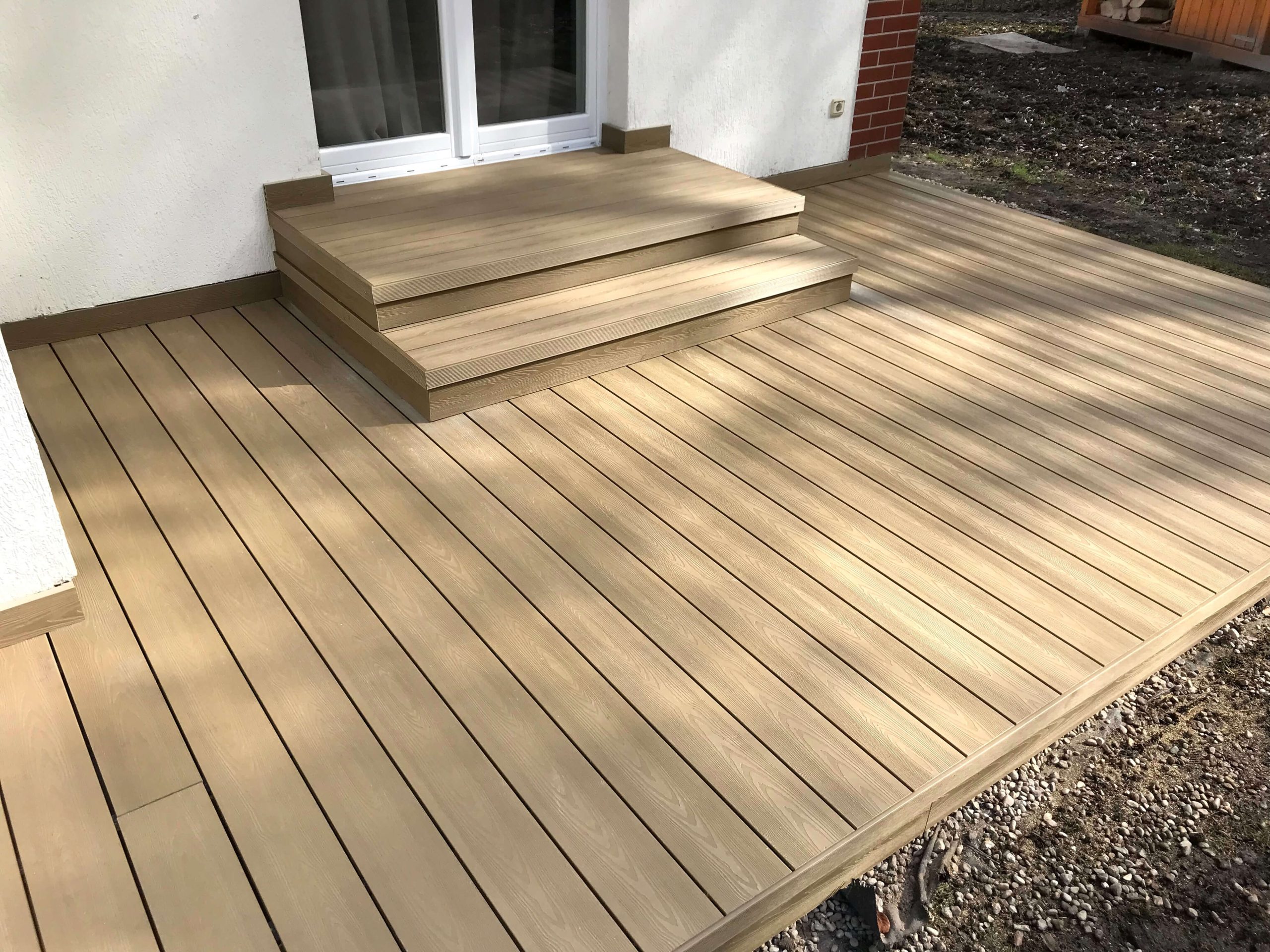 Terasa su laipteliais iš 3D Medaus Teak kompozitinės terasinės lentos
