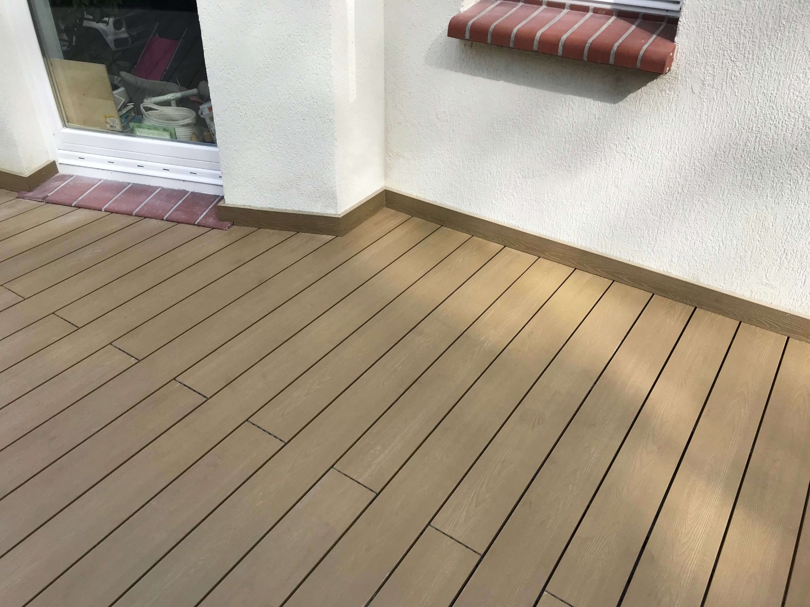 Terasa su laipteliais iš 3D Medaus Teak kompozitinės terasinės lentos
