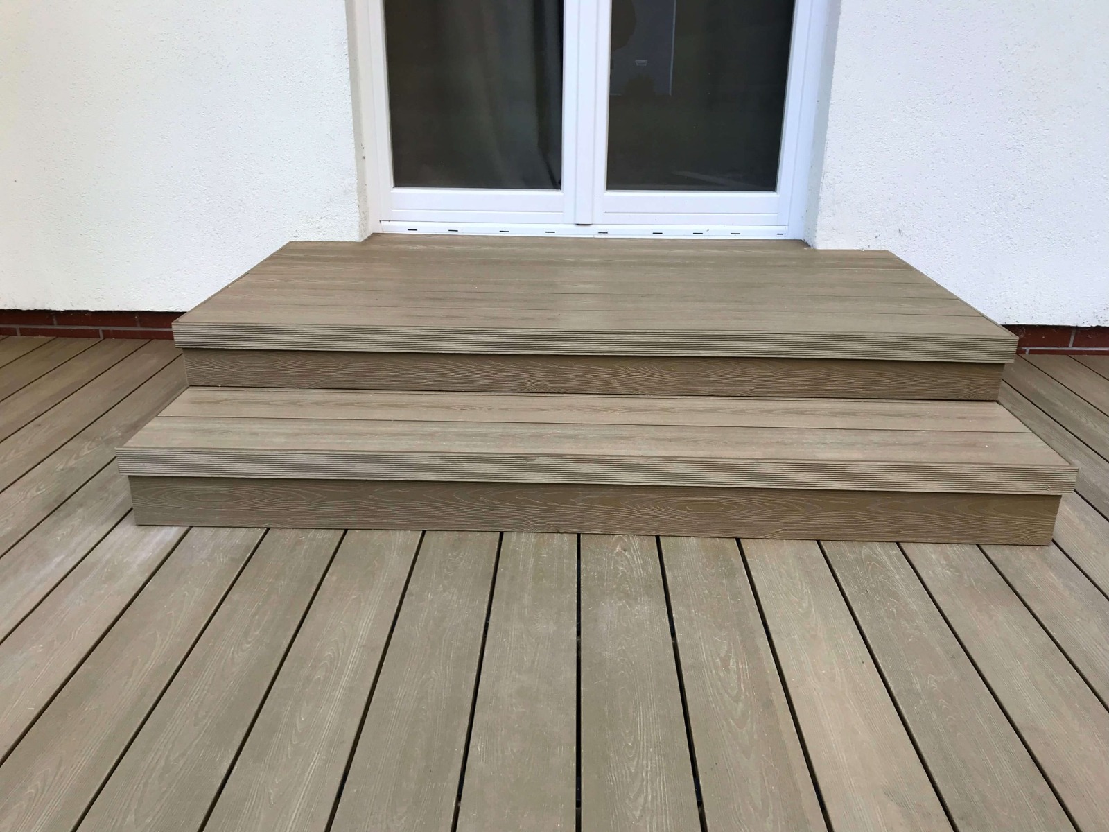Terasa su laipteliais iš 3D Medaus Teak kompozitinės terasinės lentos