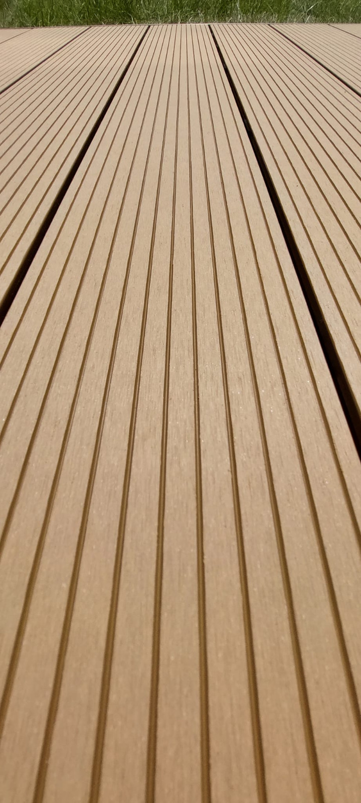 Terasa Standard Medaus Teak – šiltas akcentas namų poilsio zonoje