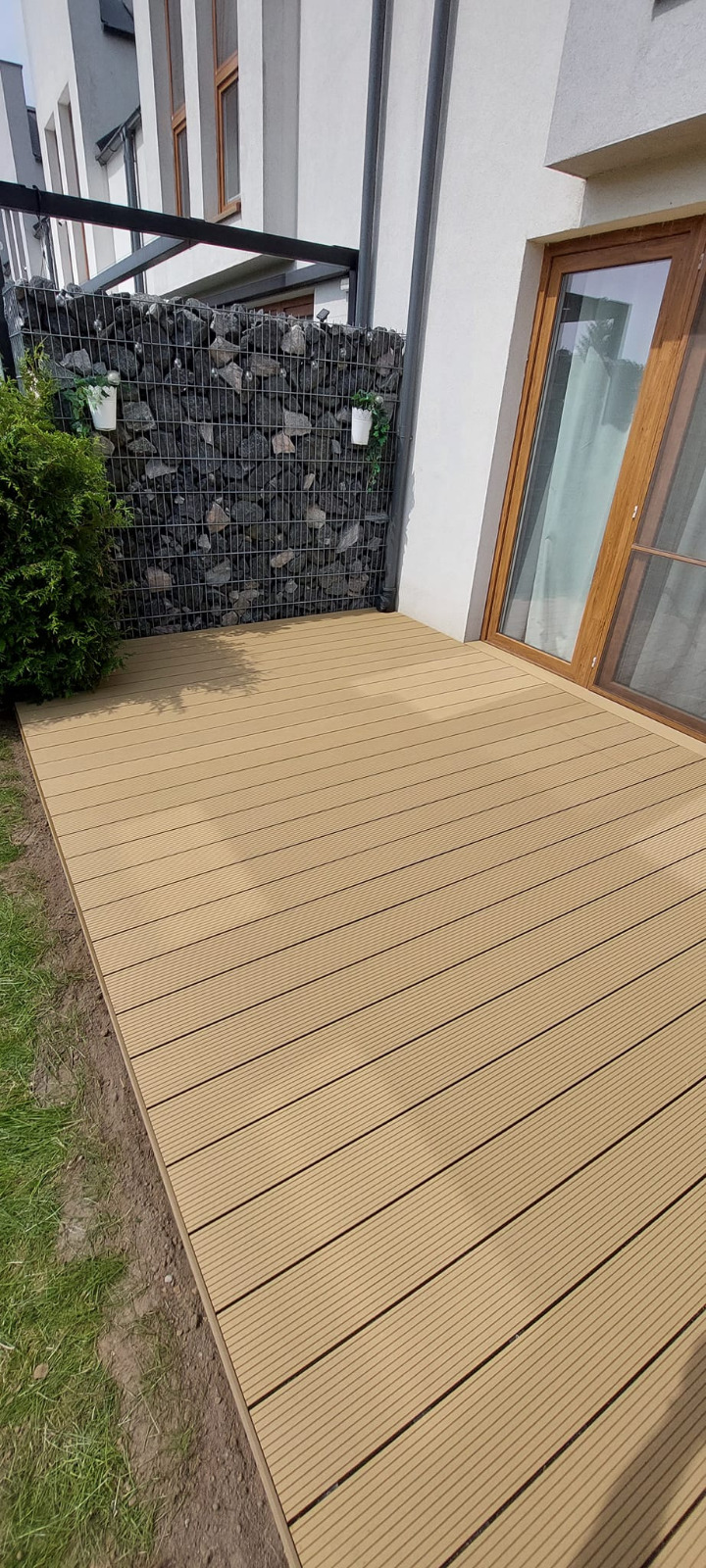 Terasa Standard Medaus Teak – šiltas akcentas namų poilsio zonoje