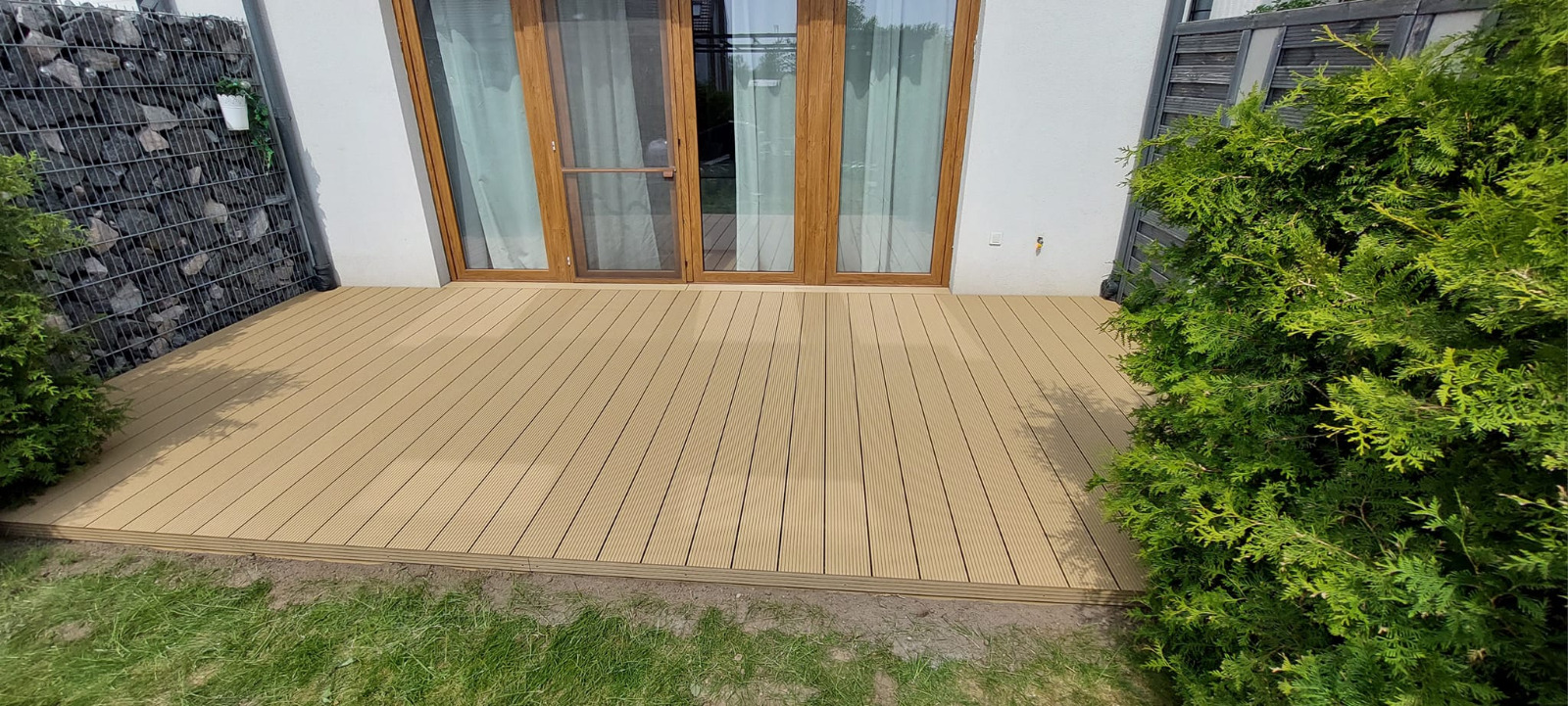 Terasa Standard Medaus Teak – šiltas akcentas namų poilsio zonoje