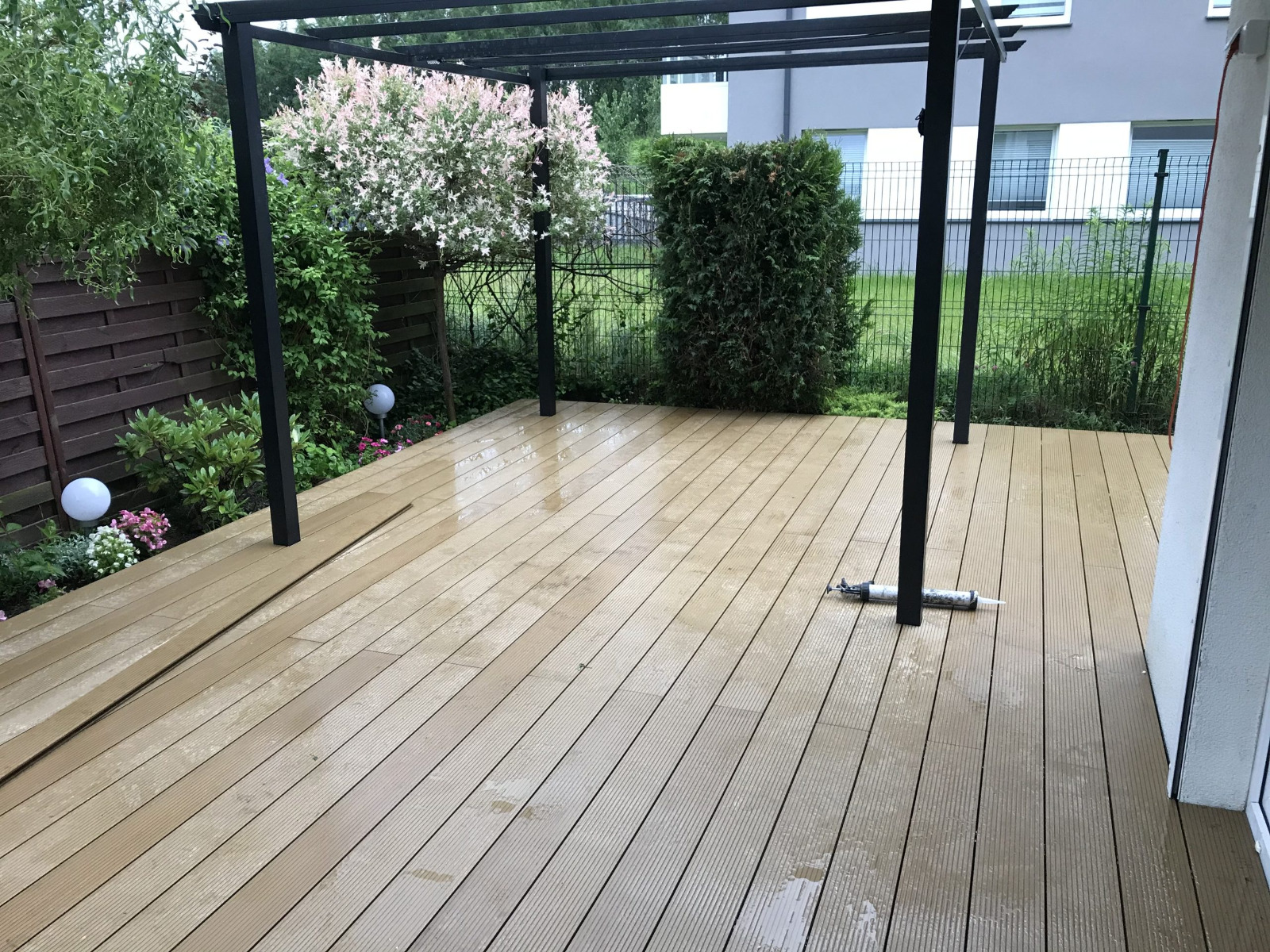 Terasa Standard Medaus Teak – jauki poilsio zona su šilumos dvelksmu