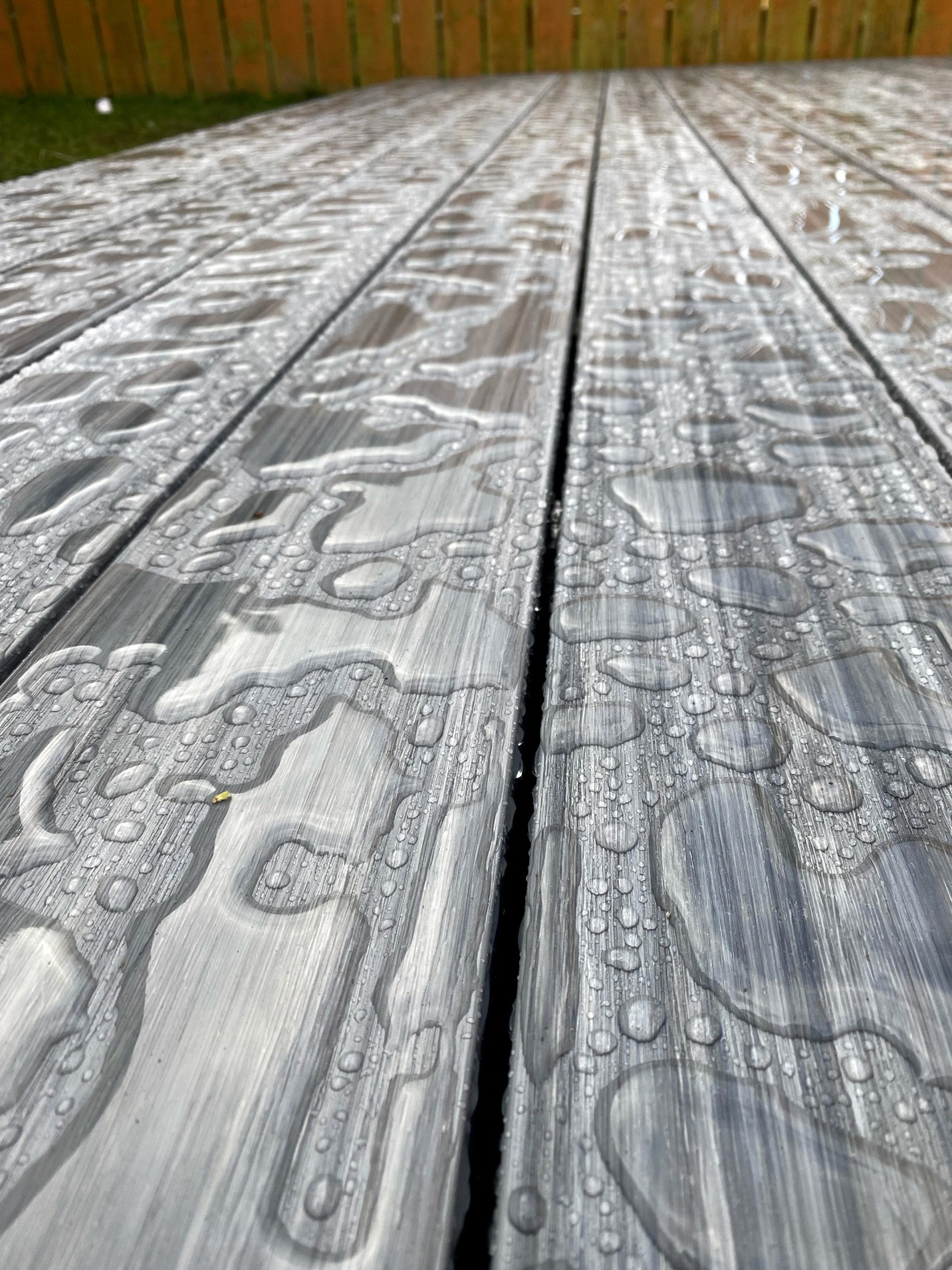 Terasa iš Premium Gray kompozitinės lentos – stilingas akcentas namų sode