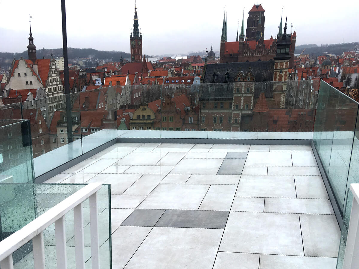 Ventiliuojamos terasos montavimas iš 2 cm akmens masės plytelių