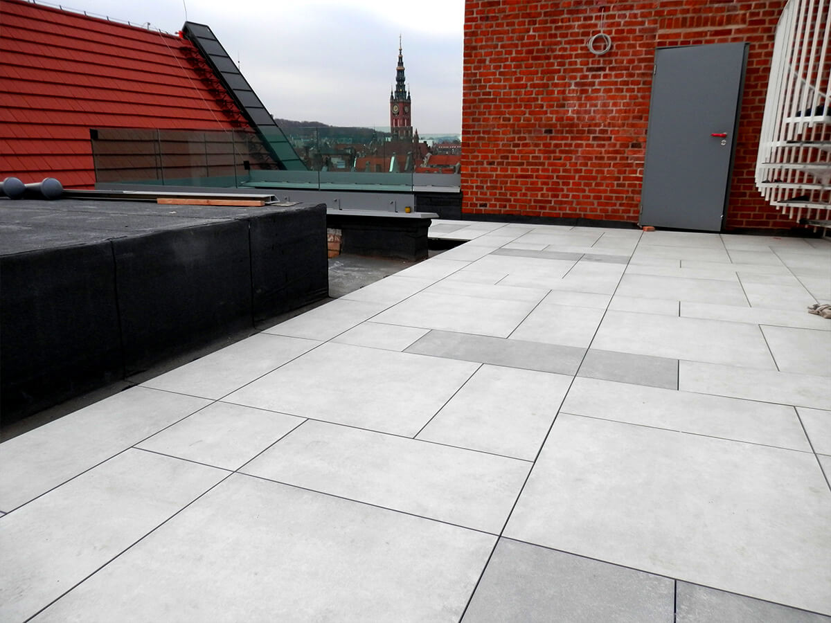 Ventiliuojamos terasos montavimas iš 2 cm akmens masės plytelių