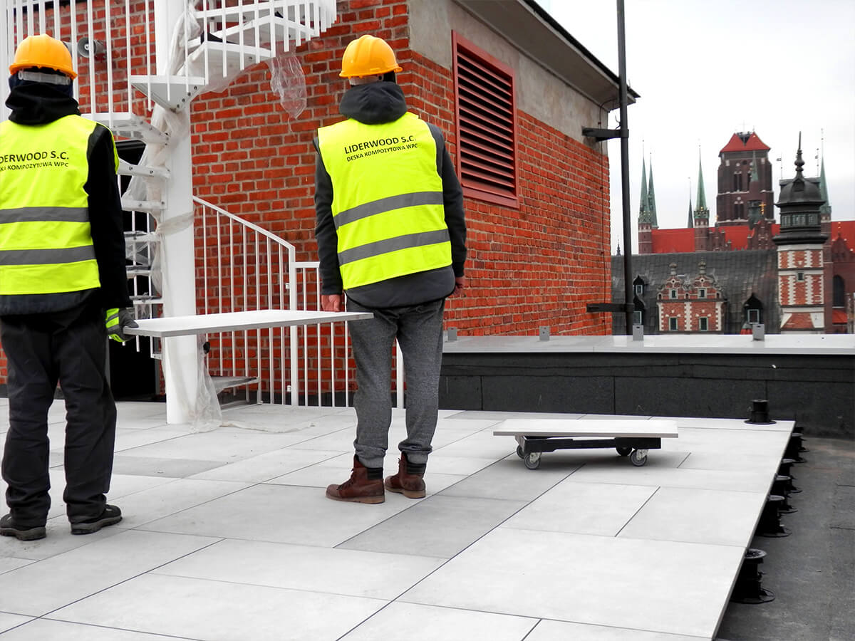 Ventiliuojamos terasos montavimas iš 2 cm akmens masės plytelių