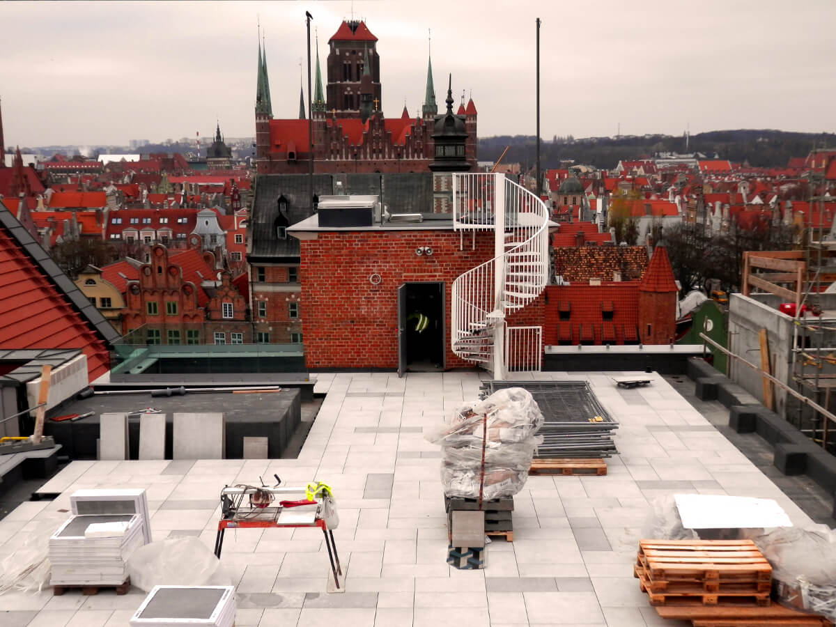 Ventiliuojamos terasos montavimas iš 2 cm akmens masės plytelių