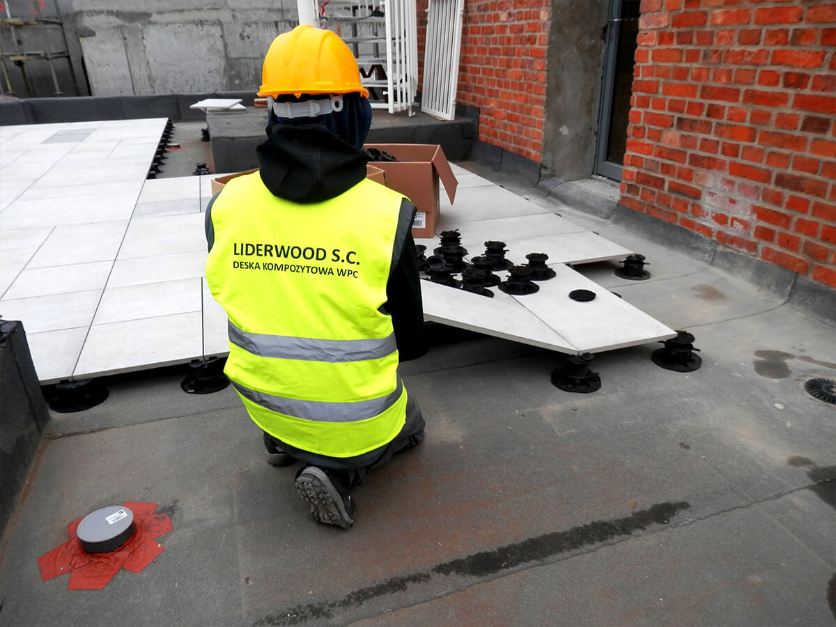 Ventiliuojamos terasos montavimas iš 2 cm akmens masės plytelių