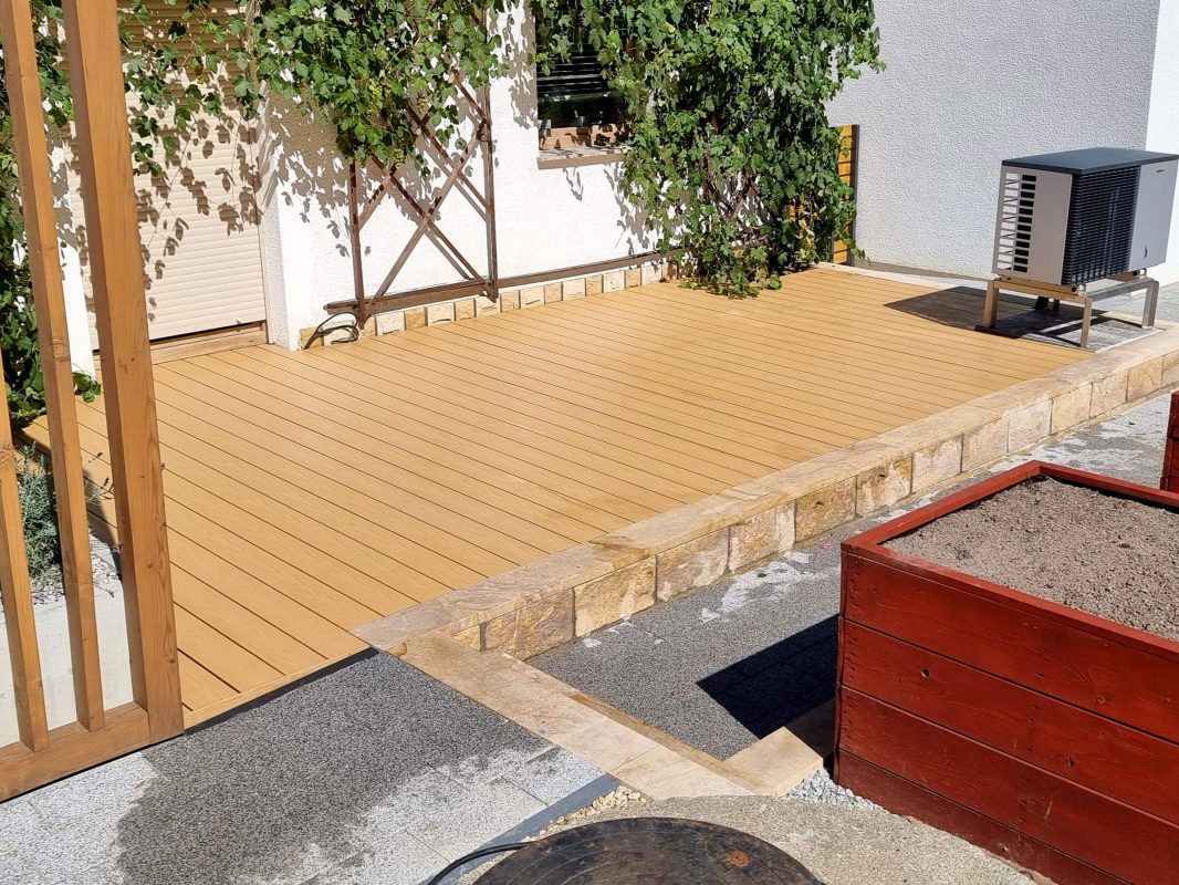 Kompozitinė terasa iš Premium Ąžuolas Šviesus terasinės lentos