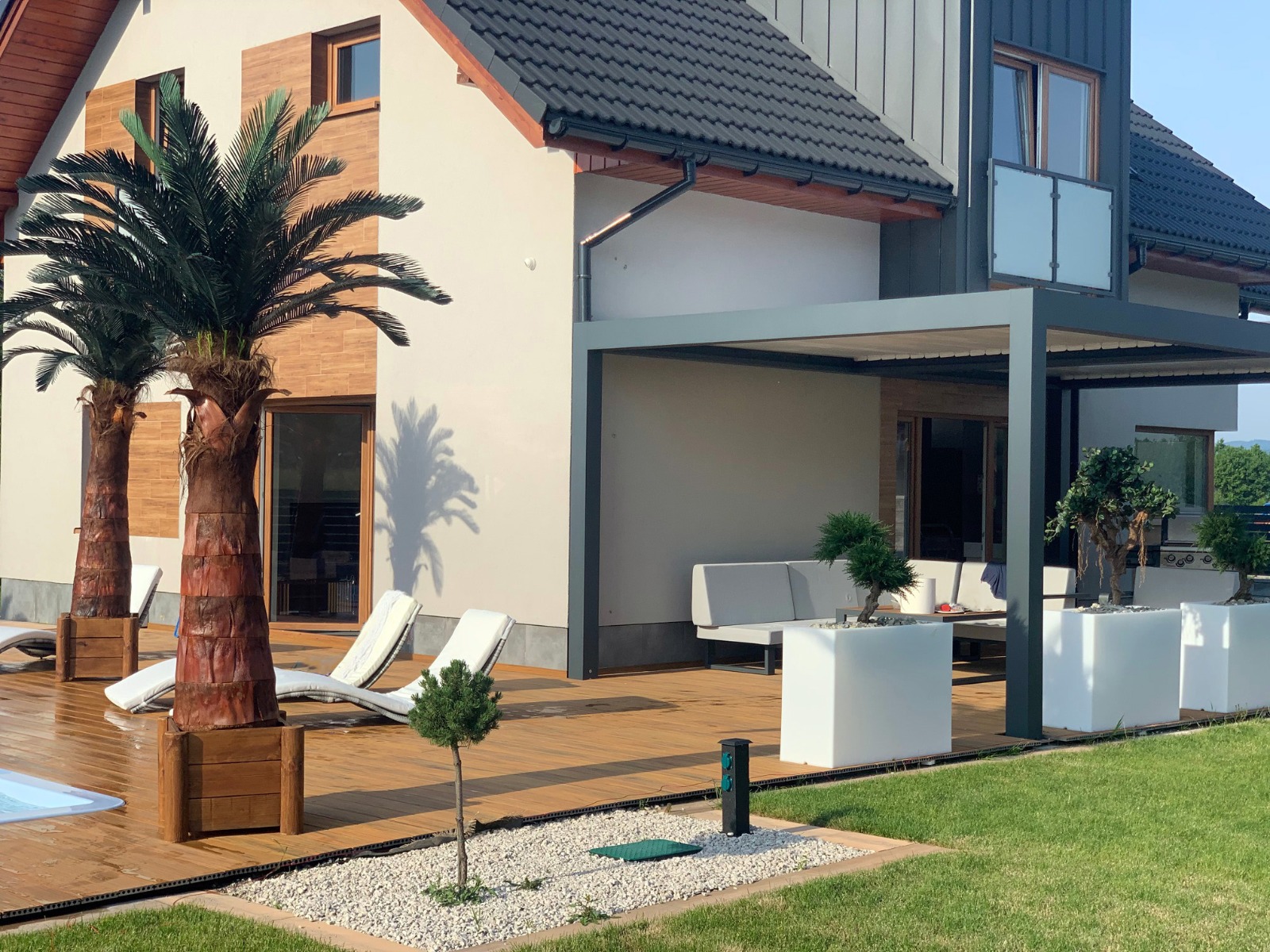 Baseino apdaila ir terasa iš kompozitinių lentų Premium Amber