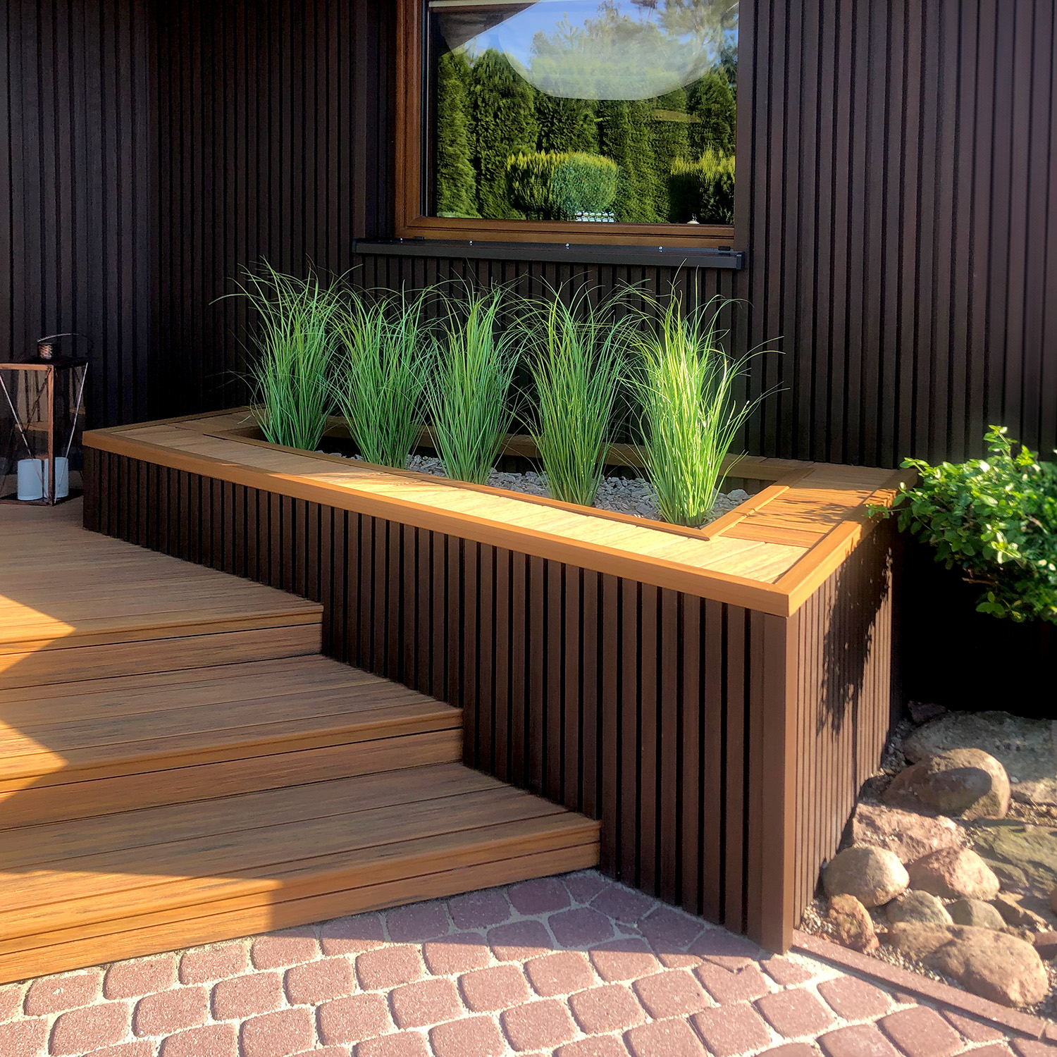 Kompozitinė terasa ir fasadas: lamelės 3D Premium Walnut ir terasinė lenta Premium Amber
