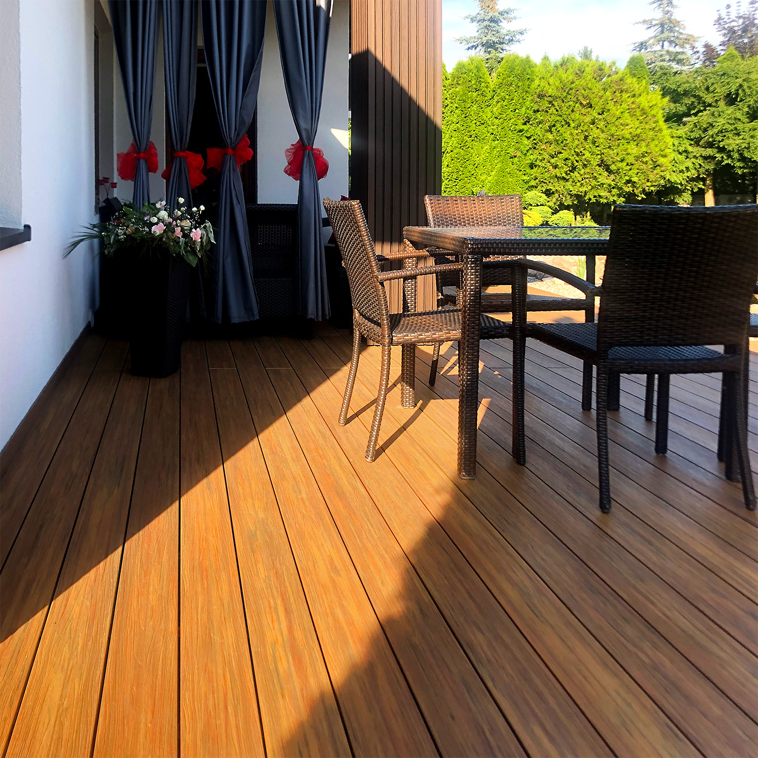 Kompozitinė terasa ir fasadas: lamelės 3D Premium Walnut ir terasinė lenta Premium Amber