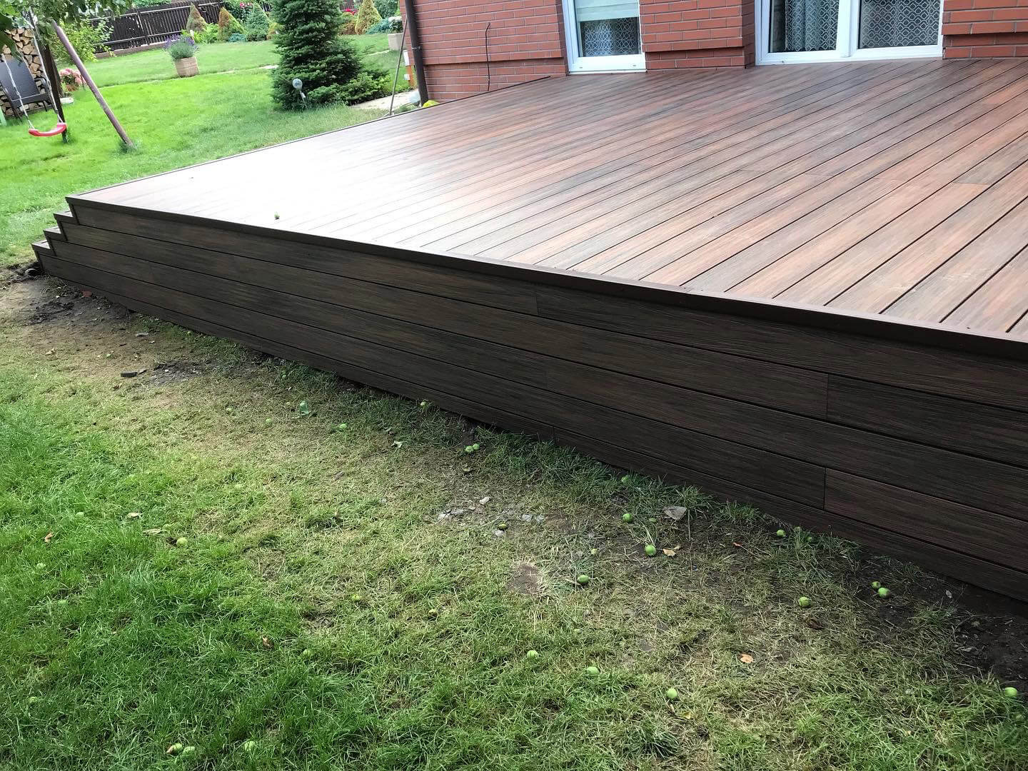 Didelė terasa su laiptais – Premium Redwood kompozitinė terasinė lenta