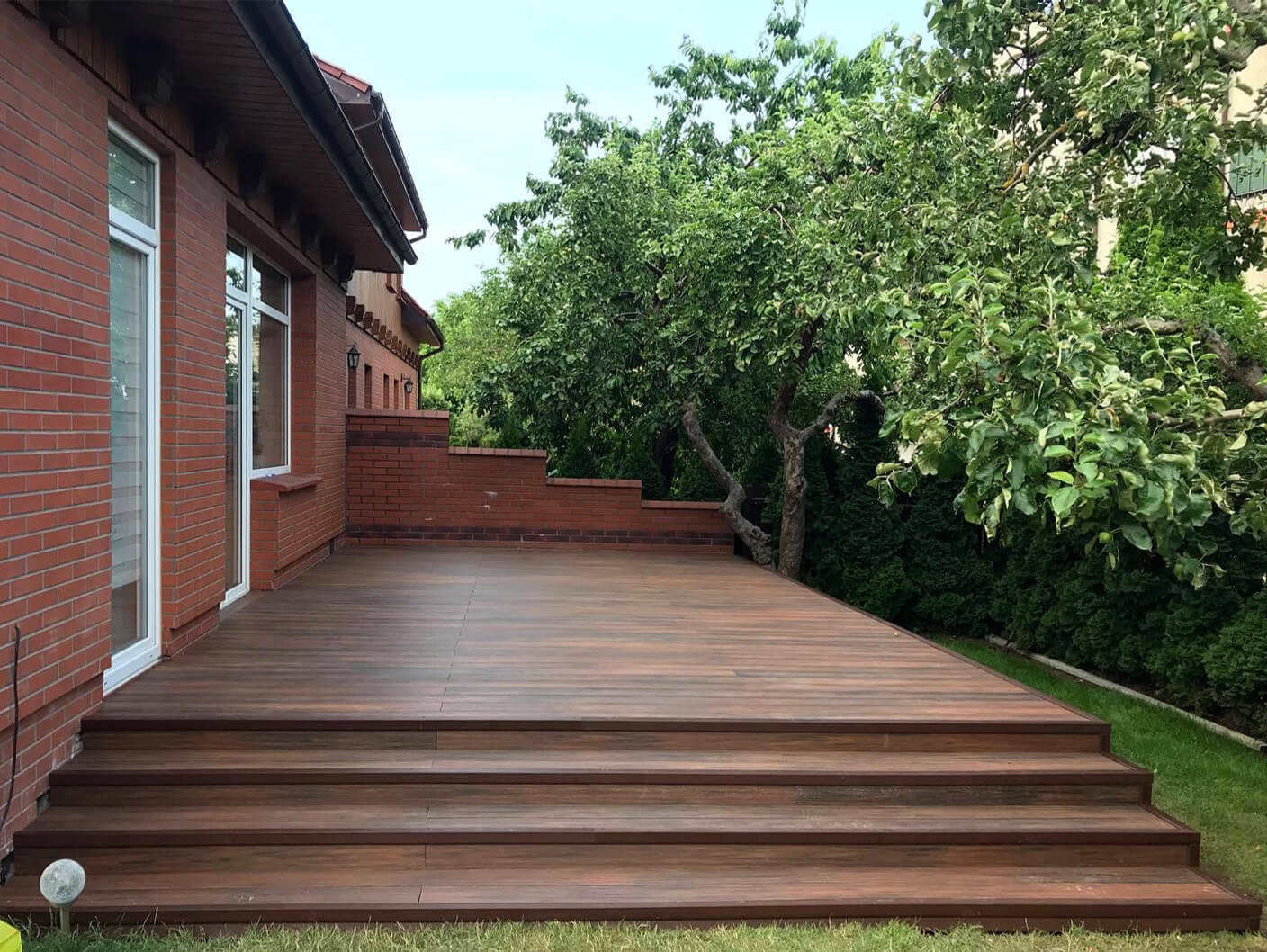Didelė terasa su laiptais – Premium Redwood kompozitinė terasinė lenta