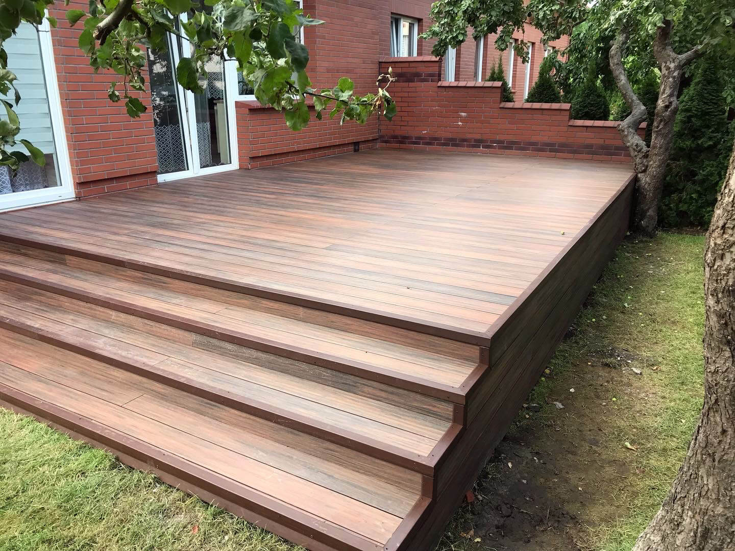 Didelė terasa su laiptais – Premium Redwood kompozitinė terasinė lenta