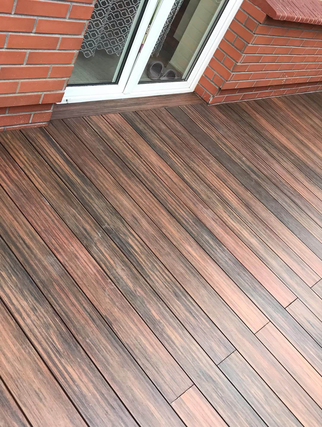 Didelė terasa su laiptais – Premium Redwood kompozitinė terasinė lenta