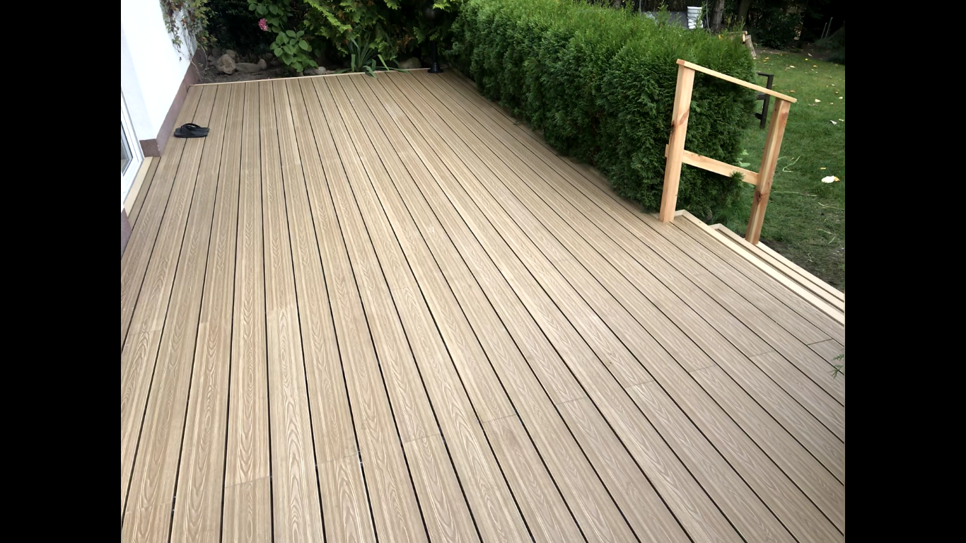 Terasa iš 3D Medaus Teak terasinių lentų – natūralus klimatas sode
