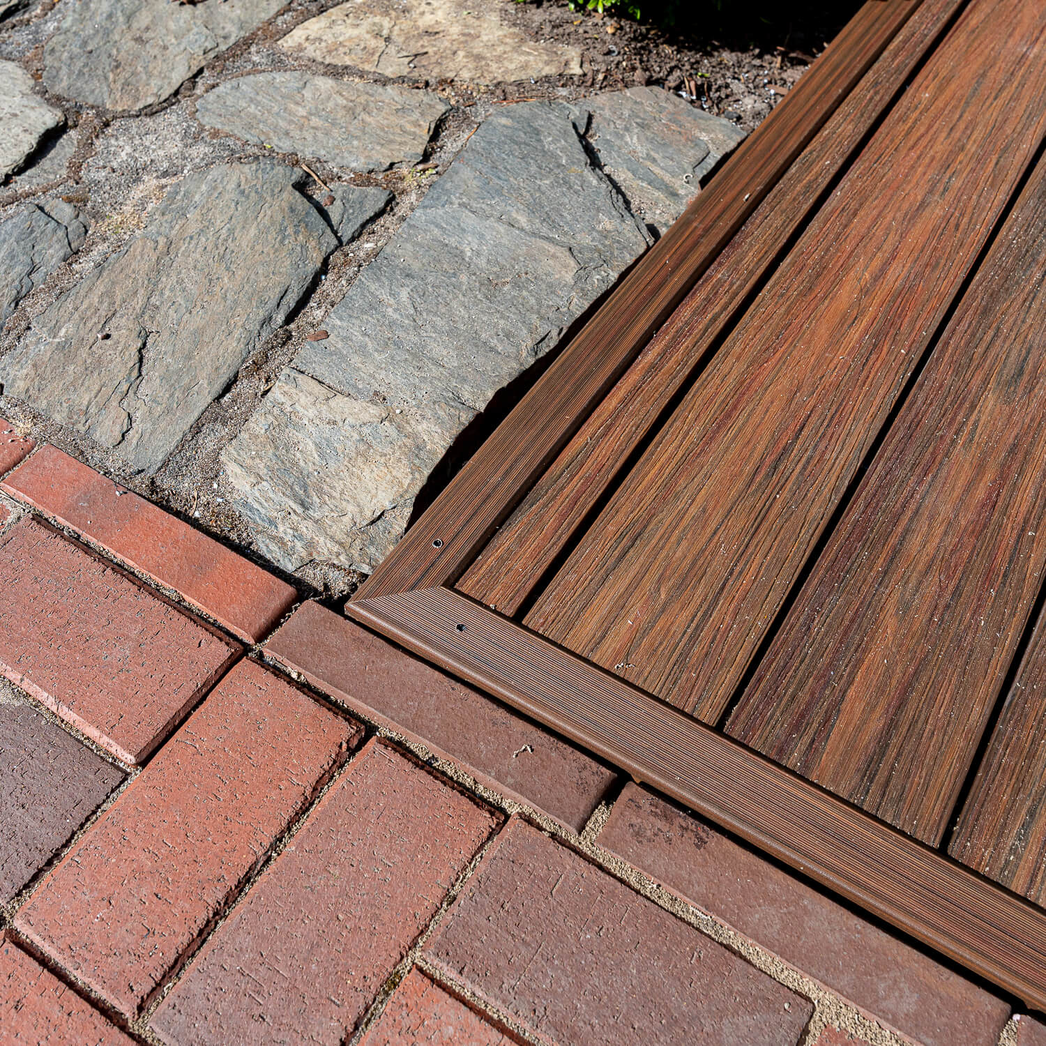 Jauki ir patvari terasa iš kompozitinių lentų Premium Redwood atspalvio