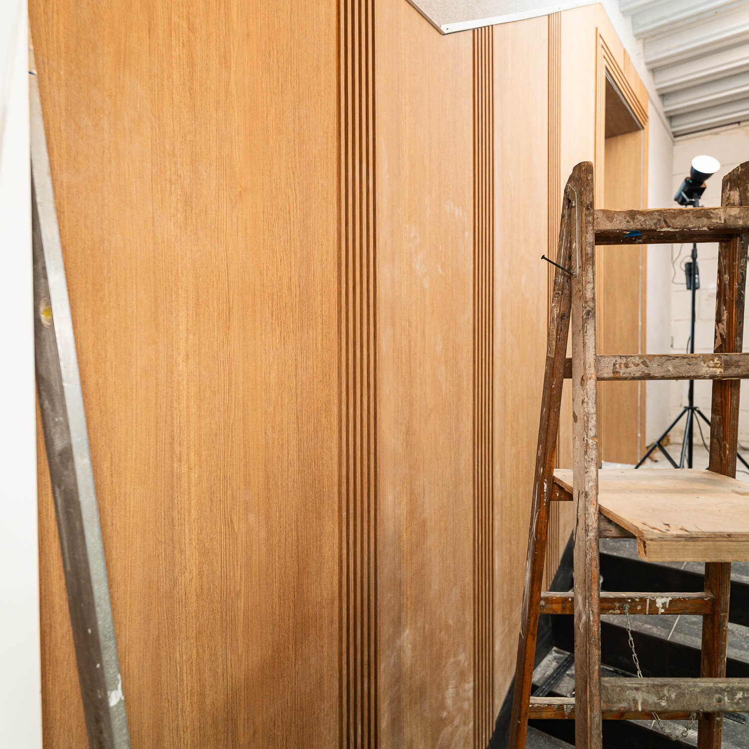 Sienų plokštės SPC praktiškai – montavimas Liderwood biure