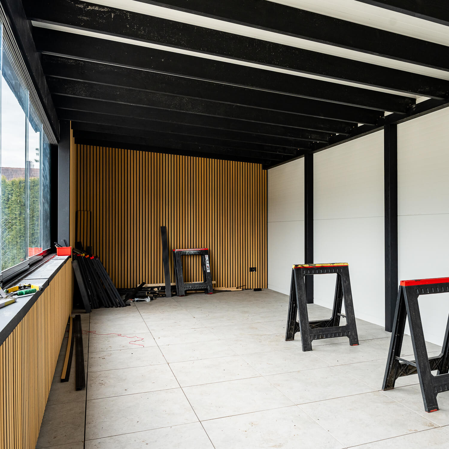 Moderni sodo konstrukcija iš kompozitinių lamelių Light Oak